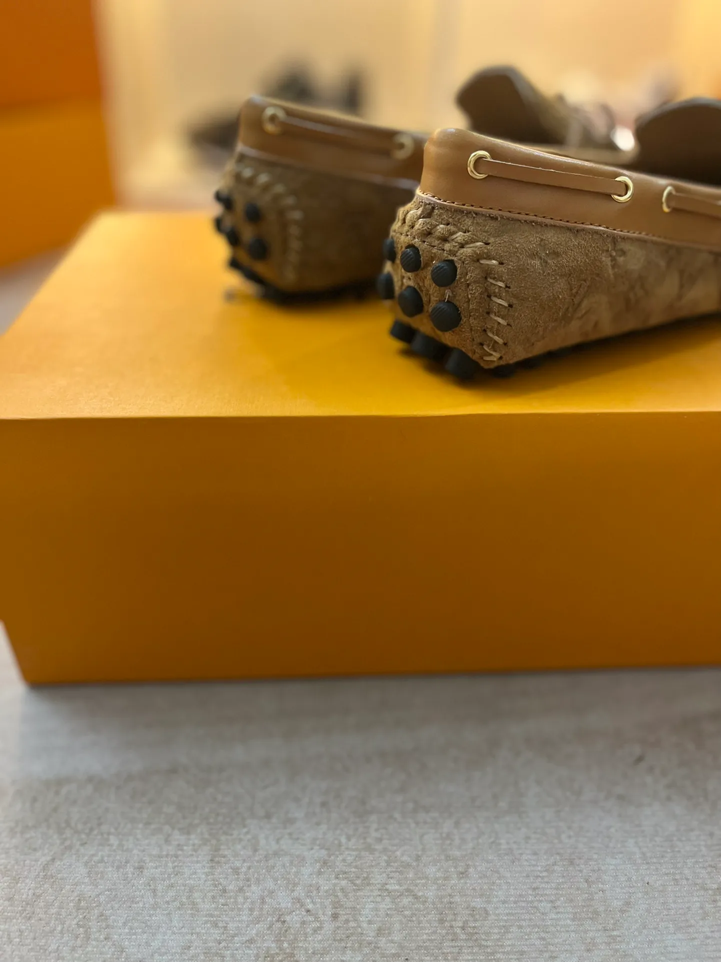 p460💰Couple model❤️🇫🇷 𝙇𝙤𝙪𝙞𝙨 𝙑𝙪𝙞𝙩𝙩𝙤𝙣 🇫🇷Louis Vuitton 2023 Classic𝓛𝓿 𝓣𝓻𝓪𝓲𝓷𝓮𝓻 Sports Series ➪➪➪¯ [Arizona Doudou Shoes Series] ▪️▪️▪️Arizona slip-on shoes are made of Monogram Eclipse canvas. Its hand-painted and dyed edges and hand-sewn uppers fully demonstrate Louis Vuitton's traditional shoemaking craftsmanship. This slip-on shoe is very lightweight. The integrated tongue and upper make it particularly comfortable and flexible. The soft outsole is equipped with rubber padding. Decorated with matching sash. Detailed features: ☑️Monogram Eclipse canvas ☑️Black Eclipse pattern ☑️Hand-painted shoe edges ☑️Hand-sewn uppers (each pair takes time to process) ☑️Integrated tongue and upper construction ☑️Outsole equipped with rubber lining ☑️size: 35_46